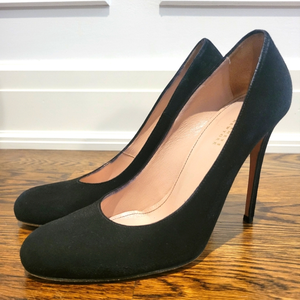 Black suede Barneys New York pumps size 38.5 (size 8 fit).
